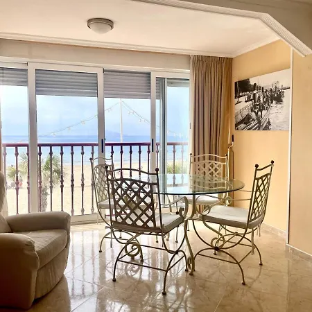 En Primera Linea, Sea Front, Pool & Parking Apartment *
